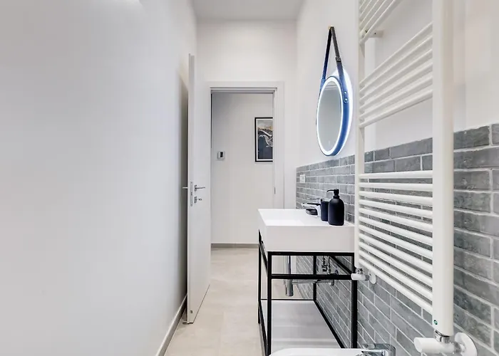 Bdc - Empire, Noble 3-bdr Appartement *
